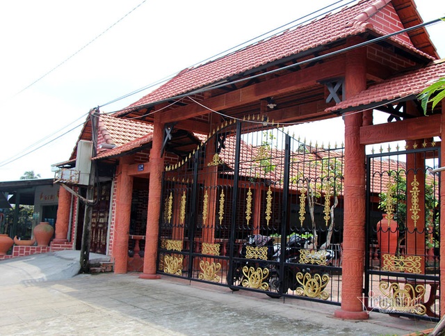 Biệt phủ bằng gốm đỏ có 1 không 2 ở Việt Nam của đại gia miền Tây - 21 Biệt phủ bằng gốm đỏ có 1 không 2 ở Việt Nam của đại gia miền Tây - 21