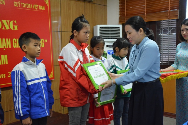 Chương trình học bổng “Vòng tay nhân ái” chia sẻ nỗi đau sau tai nạn giao thông - 3 Chương trình học bổng “Vòng tay nhân ái” chia sẻ nỗi đau sau tai nạn giao thông - 3