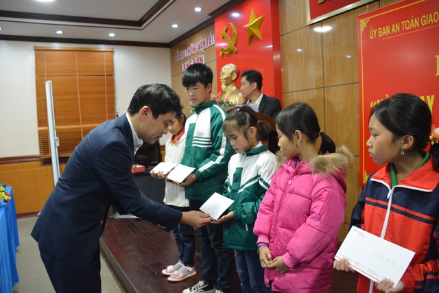 Chương trình học bổng “Vòng tay nhân ái” chia sẻ nỗi đau sau tai nạn giao thông - 2 Chương trình học bổng “Vòng tay nhân ái” chia sẻ nỗi đau sau tai nạn giao thông - 2