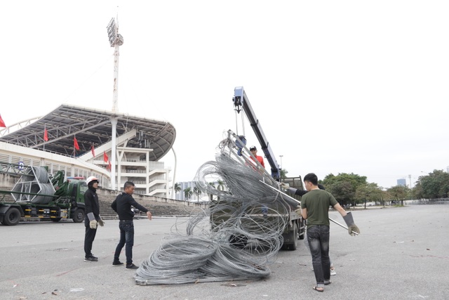 Dựng rào thép gai quanh Mỹ Đình để bảo vệ trận Việt Nam - Thái Lan - 1 Dựng rào thép gai quanh Mỹ Đình để bảo vệ trận Việt Nam - Thái Lan - 1