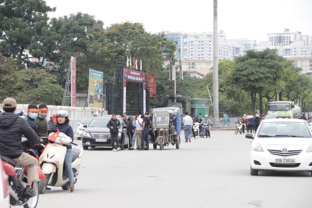 Người đàn ông bán vé lạ trận Việt Nam - Thái Lan bị đưa về đồn công an - 11 Người đàn ông bán vé lạ trận Việt Nam - Thái Lan bị đưa về đồn công an - 11