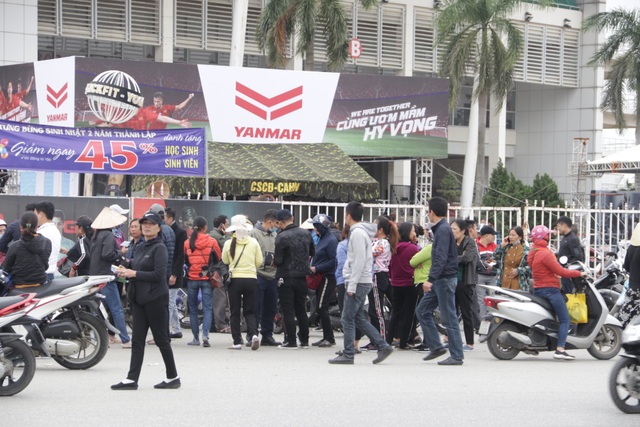 Người đàn ông bán vé lạ trận Việt Nam - Thái Lan bị đưa về đồn công an - 1 Người đàn ông bán vé lạ trận Việt Nam - Thái Lan bị đưa về đồn công an - 1