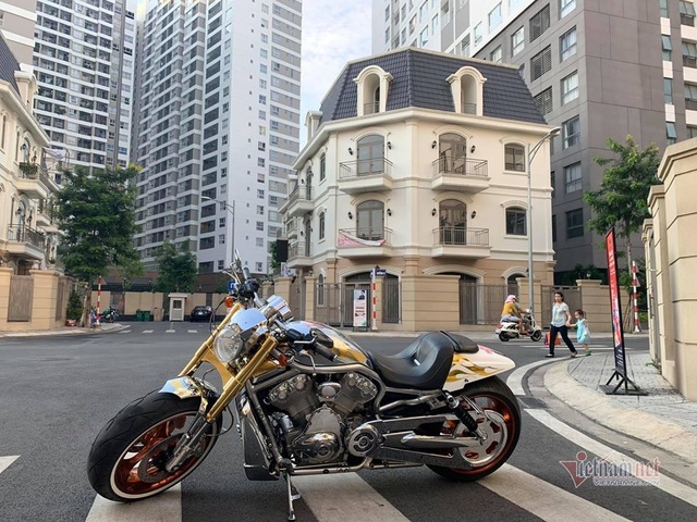 Sau 6 năm, mô tô Harley-Davidson mạ vàng 24k rao giá 1 tỷ ở Hà Nội - 1