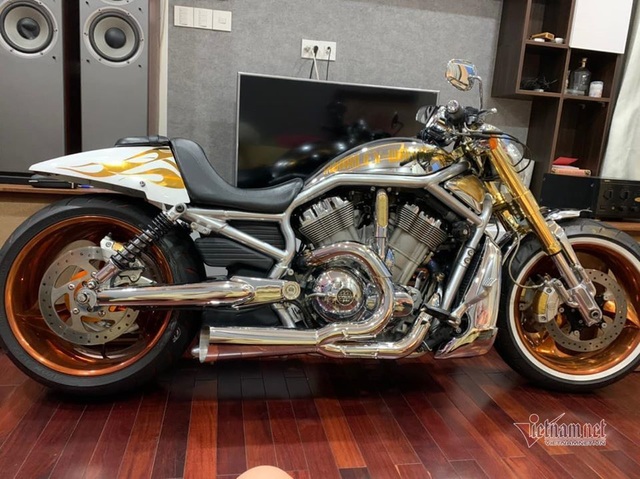 Sau 6 năm, mô tô Harley-Davidson mạ vàng 24k rao giá 1 tỷ ở Hà Nội - 3