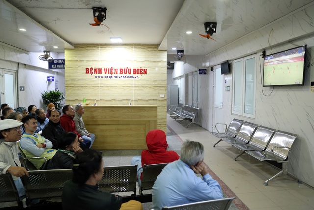 Tình yêu bóng đá mọi lúc mọi nơi của người Hà Nội - 1 Tình yêu bóng đá mọi lúc mọi nơi của người Hà Nội - 1
