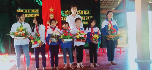 Học sinh vùng cao tặng hoa rừng, cá suối tri ân thầy cô ngày 20/11 - 2 Học sinh vùng cao tặng hoa rừng, cá suối tri ân thầy cô ngày 20/11 - 2
