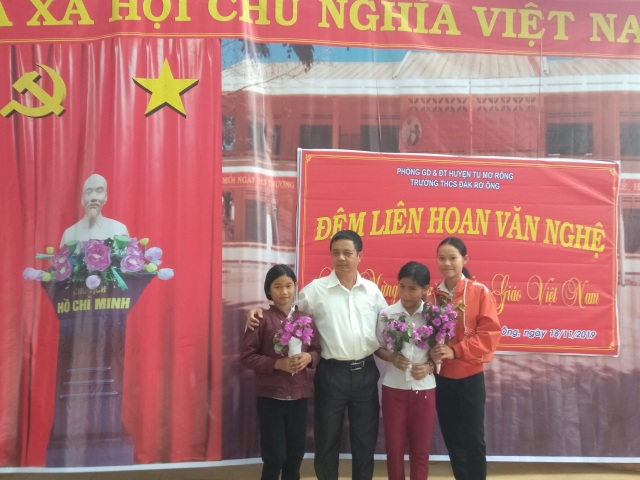 Học sinh vùng cao tặng hoa rừng, cá suối tri ân thầy cô ngày 20/11 - 7 Học sinh vùng cao tặng hoa rừng, cá suối tri ân thầy cô ngày 20/11 - 7
