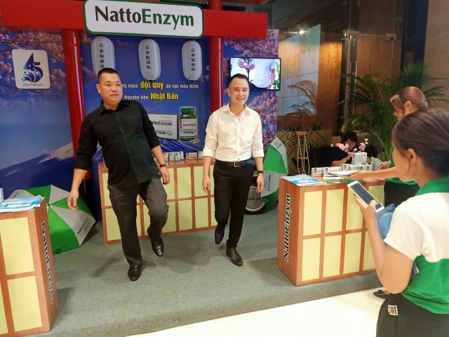 Hơn 1.000 dân văn phòng đứng một chân kiểm tra nguy cơ đột quỵ - 4 Hơn 1.000 dân văn phòng đứng một chân kiểm tra nguy cơ đột quỵ - 4