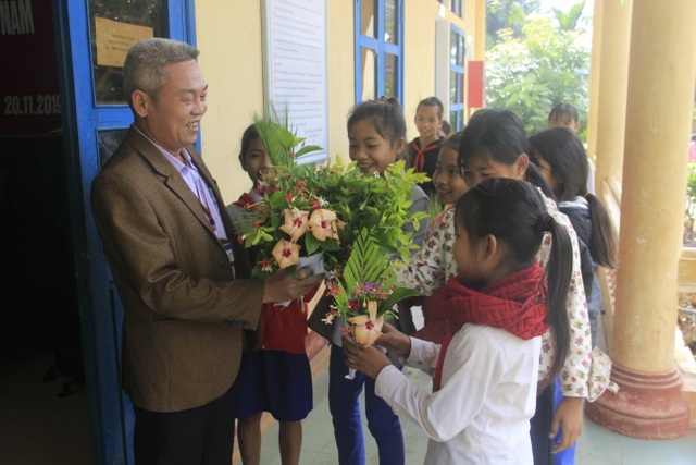 Học sinh miền núi tặng thầy cô hoa dại, sắn rừng, gạo, chuối… trong Ngày Nhà giáo - 1 Học sinh miền núi tặng thầy cô hoa dại, sắn rừng, gạo, chuối… trong Ngày Nhà giáo - 1