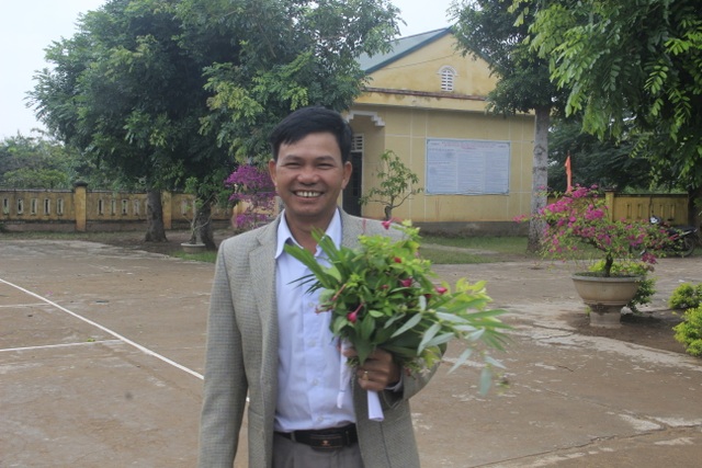 Học sinh miền núi tặng thầy cô hoa dại, sắn rừng, gạo, chuối… trong Ngày Nhà giáo - 11 Học sinh miền núi tặng thầy cô hoa dại, sắn rừng, gạo, chuối… trong Ngày Nhà giáo - 11