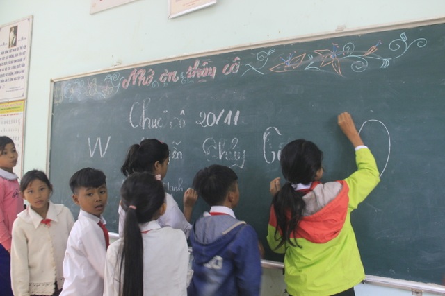 Học sinh miền núi tặng thầy cô hoa dại, sắn rừng, gạo, chuối… trong Ngày Nhà giáo - 5 Học sinh miền núi tặng thầy cô hoa dại, sắn rừng, gạo, chuối… trong Ngày Nhà giáo - 5