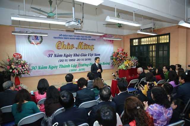 Phó Thủ tướng Vũ Đức Đam: “Tấm gương của các thầy cô giáo là cách cảm hoá tốt nhất để học sinh noi theo” - 1 Phó Thủ tướng Vũ Đức Đam: “Tấm gương của các thầy cô giáo là cách cảm hoá tốt nhất để học sinh noi theo” - 1