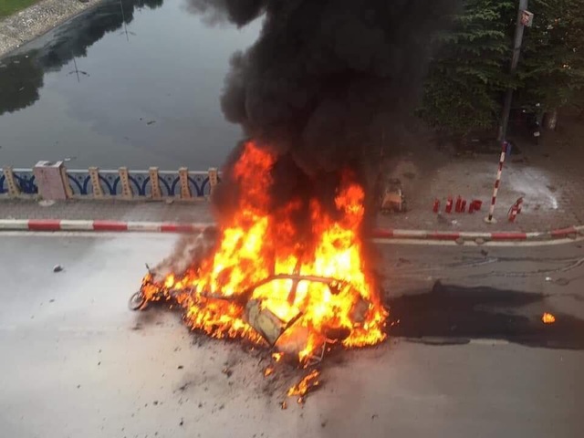 Hà Nội: Mercedes va chạm kinh hoàng với 4 xe khác rồi bốc cháy, 1 người tử vong - 3 Hà Nội: Mercedes va chạm kinh hoàng với 4 xe khác rồi bốc cháy, 1 người tử vong - 3