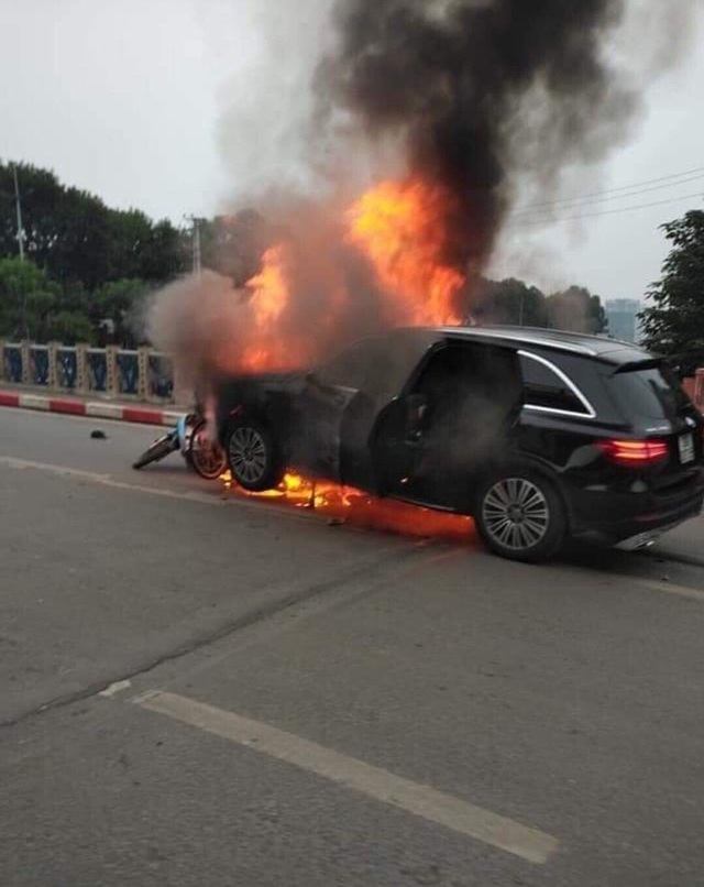 Hà Nội: Mercedes va chạm kinh hoàng với 4 xe khác rồi bốc cháy, 1 người tử vong - 2 Hà Nội: Mercedes va chạm kinh hoàng với 4 xe khác rồi bốc cháy, 1 người tử vong - 2