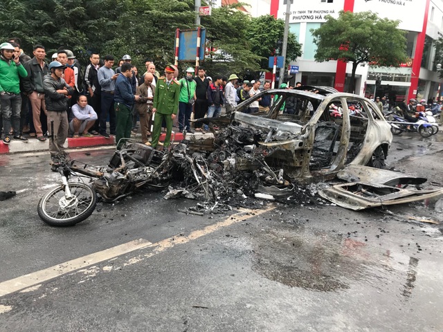 Hà Nội: Mercedes va chạm kinh hoàng với 4 xe khác rồi bốc cháy, 1 người tử vong - 1 Hà Nội: Mercedes va chạm kinh hoàng với 4 xe khác rồi bốc cháy, 1 người tử vong - 1
