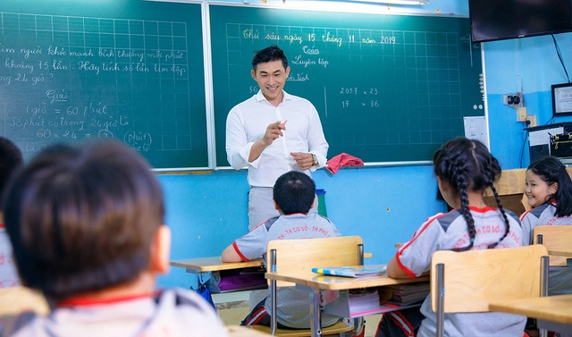 Ngọc Linh bất ngờ tái xuất hát về thầy cô - 5 Ngọc Linh bất ngờ tái xuất hát về thầy cô - 5