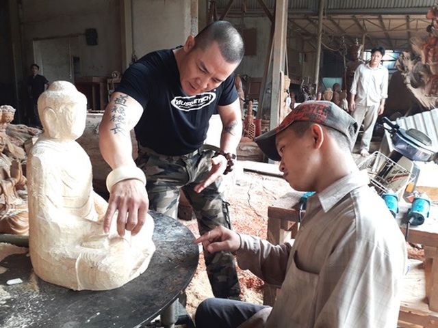 Người thầy dạy học trò khuyết tật thành nghệ nhân điêu khắc - 2 Người thầy dạy học trò khuyết tật thành nghệ nhân điêu khắc - 2