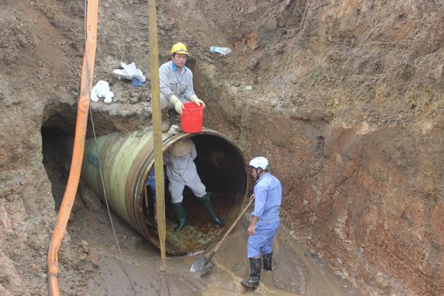Ngừng cấp nước vì đường ống dẫn nước sạch sông Đà gặp sự cố - 1