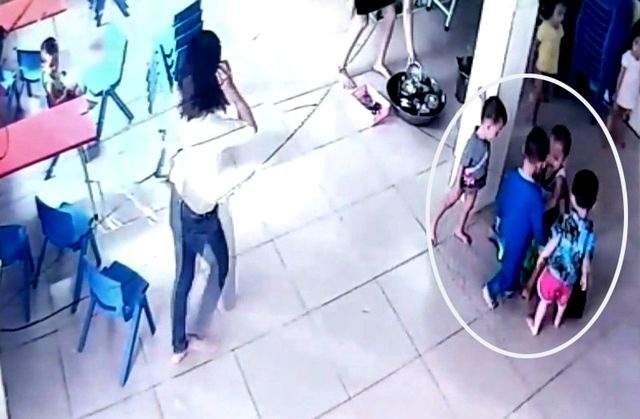 Bé 17 tháng tuổi bị bạn giẫm đạp lên người: Đình chỉ Hiệu phó - 2 Bé 17 tháng tuổi bị bạn giẫm đạp lên người: Đình chỉ Hiệu phó - 2