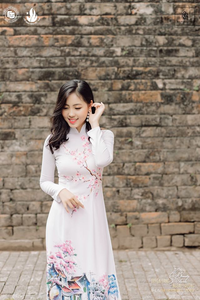 Nữ sinh bị ung thư khoe sắc với áo dài cùng Top 12 Duyên dáng Ngoại thương - 2 Nữ sinh bị ung thư khoe sắc với áo dài cùng Top 12 Duyên dáng Ngoại thương - 2