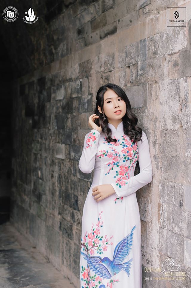 Nữ sinh bị ung thư khoe sắc với áo dài cùng Top 12 Duyên dáng Ngoại thương - 3 Nữ sinh bị ung thư khoe sắc với áo dài cùng Top 12 Duyên dáng Ngoại thương - 3