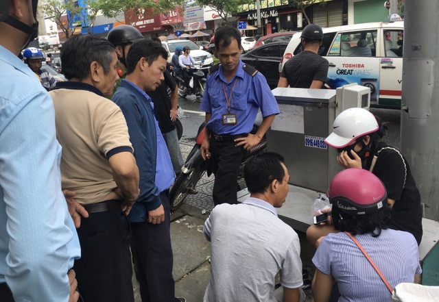 Ô tô tông hàng loạt xe máy đang dừng đèn đỏ ở Đà Nẵng - 2 Ô tô tông hàng loạt xe máy đang dừng đèn đỏ ở Đà Nẵng - 2