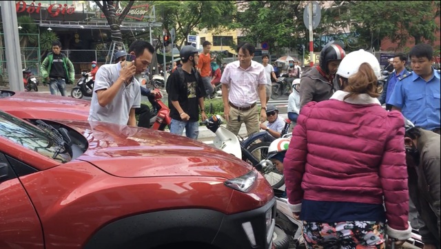 Ô tô tông hàng loạt xe máy đang dừng đèn đỏ ở Đà Nẵng - 1 Ô tô tông hàng loạt xe máy đang dừng đèn đỏ ở Đà Nẵng - 1