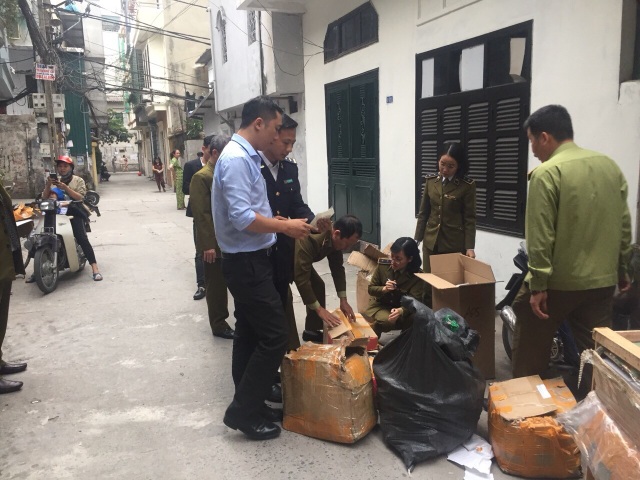 Lại phát hiện vụ cắt mác hàng Trung Quốc thành hàng hiệu cao cấp - 1 Lại phát hiện vụ cắt mác hàng Trung Quốc thành hàng hiệu cao cấp - 1