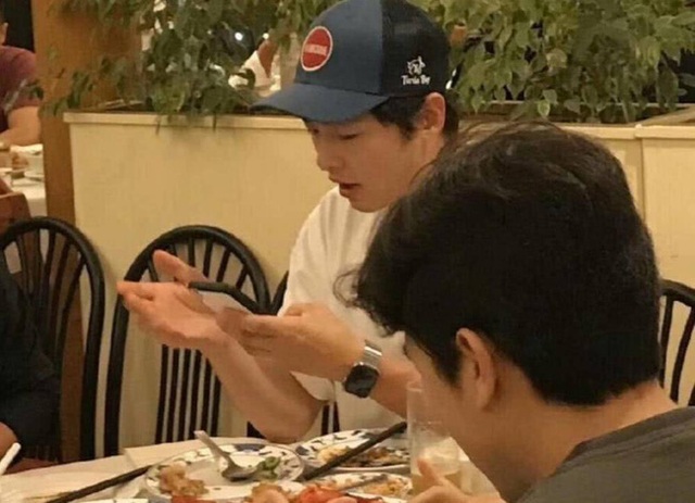 Hình ảnh hiếm hoi của Song Joong Ki sau khi ly hôn - 3 Hình ảnh hiếm hoi của Song Joong Ki sau khi ly hôn - 3