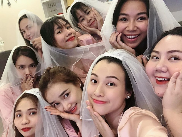 Á hậu Hoàng Oanh công khai chồng Tây điển trai trong ảnh cưới - 8 Á hậu Hoàng Oanh công khai chồng Tây điển trai trong ảnh cưới - 8