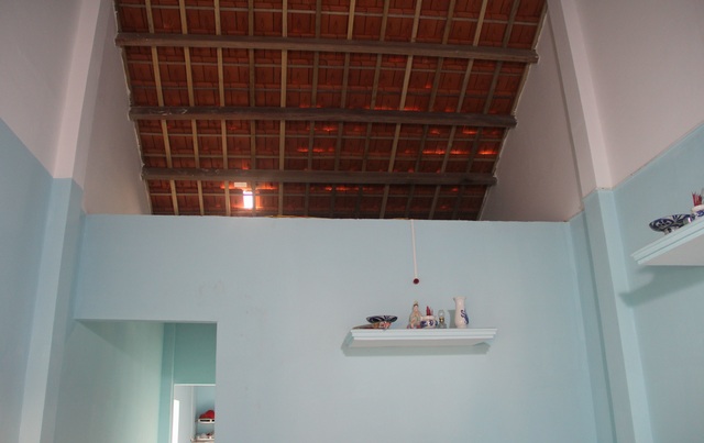 Bé gái 12 tuổi gánh mẹ và em bằng những cặp vé số được bạn đọc tặng căn nhà - 4 Bé gái 12 tuổi gánh mẹ và em bằng những cặp vé số được bạn đọc tặng căn nhà - 4