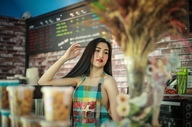 Nữ phục vụ chỉ mặc nội y và tạp dề tiếp khách, nhà hàng “hứng bão” chỉ trích - 2 Nữ phục vụ chỉ mặc nội y và tạp dề tiếp khách, nhà hàng “hứng bão” chỉ trích - 2