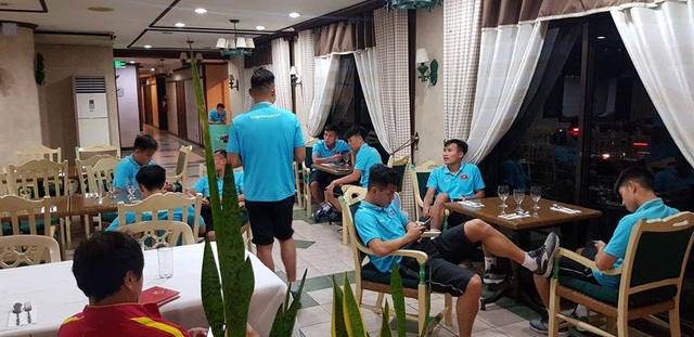 Cầu thủ U22 Việt Nam thảnh thơi uống cafe, lướt mạng chờ đấu Brunei - Ảnh minh hoạ 2