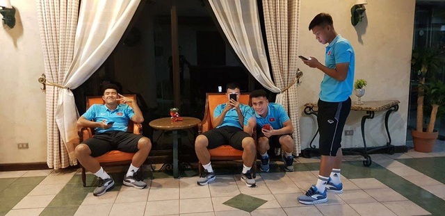 Cầu thủ U22 Việt Nam thảnh thơi uống cafe, lướt mạng chờ đấu Brunei - 4