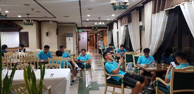 Cầu thủ U22 Việt Nam thảnh thơi uống cafe, lướt mạng chờ đấu Brunei - 1