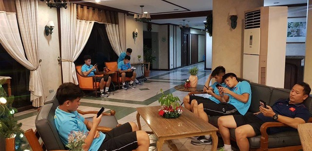 Cầu thủ U22 Việt Nam thảnh thơi uống cafe, lướt mạng chờ đấu Brunei - Ảnh minh hoạ 3