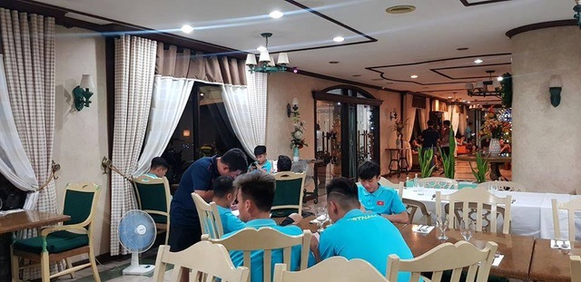 Cầu thủ U22 Việt Nam thảnh thơi uống cafe, lướt mạng chờ đấu Brunei - Ảnh minh hoạ 5