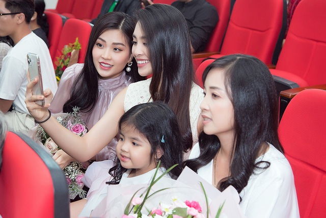 Á hậu Thúy An xinh đẹp rạng rỡ trong lễ tốt nghiệp đại học - 4 Á hậu Thúy An xinh đẹp rạng rỡ trong lễ tốt nghiệp đại học - 4