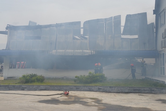 Cháy lớn ở công ty may Sóc Trăng, hàng chục nghìn mét vuông nhà xưởng bị thiêu rụi - 3