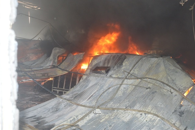 Cháy lớn ở công ty may Sóc Trăng, hàng chục nghìn mét vuông nhà xưởng bị thiêu rụi - 5
