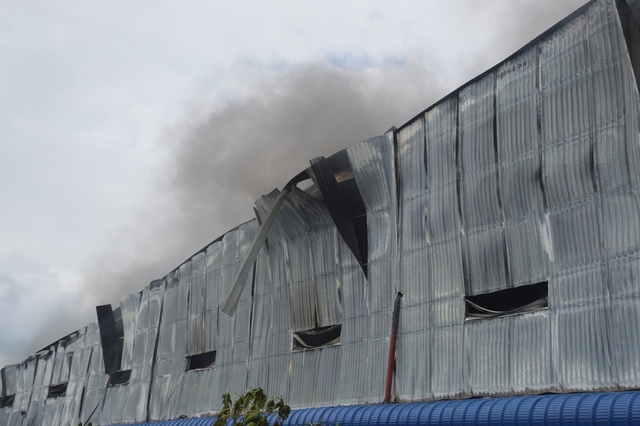 Cháy lớn ở công ty may Sóc Trăng, hàng chục nghìn mét vuông nhà xưởng bị thiêu rụi - 10
