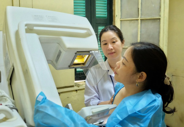 Bác sĩ Bệnh viện K hướng dẫn phát hiện các dấu hiệu tái phát di căn bệnh ung thư vú - 1 Bác sĩ Bệnh viện K hướng dẫn phát hiện các dấu hiệu tái phát di căn bệnh ung thư vú - 1