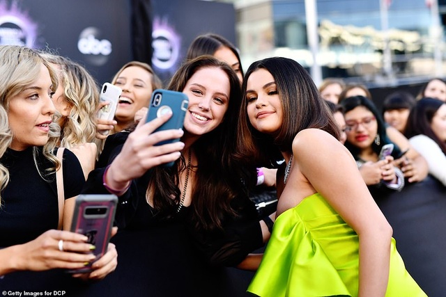 Selena trình diễn gợi cảm sau những vật vã vì bị chê bai ngoại hình - 7 Selena trình diễn gợi cảm sau những vật vã vì bị chê bai ngoại hình - 7