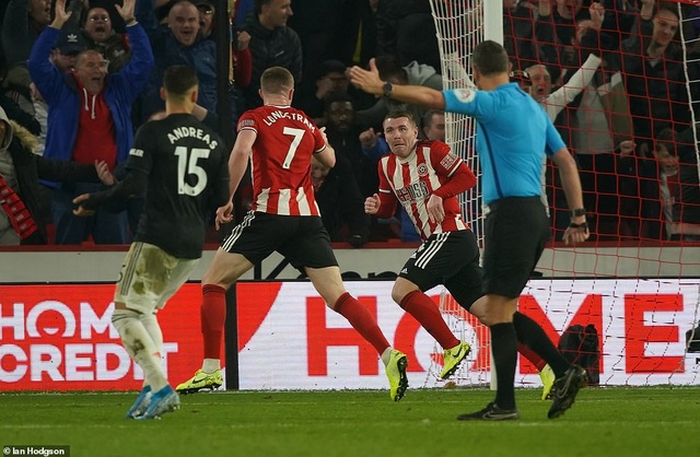 Sheffield United 3-3 Man Utd: Bảy phút kỳ lạ của “Quỷ đỏ” - 4 Sheffield United 3-3 Man Utd: Bảy phút kỳ lạ của “Quỷ đỏ” - 4