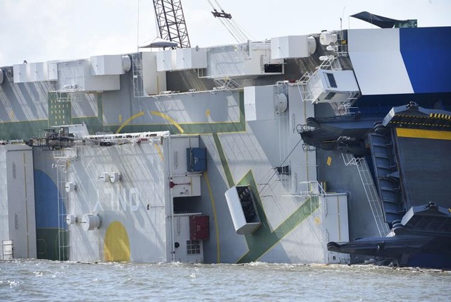 Mỹ “đau đầu” tìm cách cứu siêu tàu chở 4.200 ô tô bị lật giữa biển - 3
