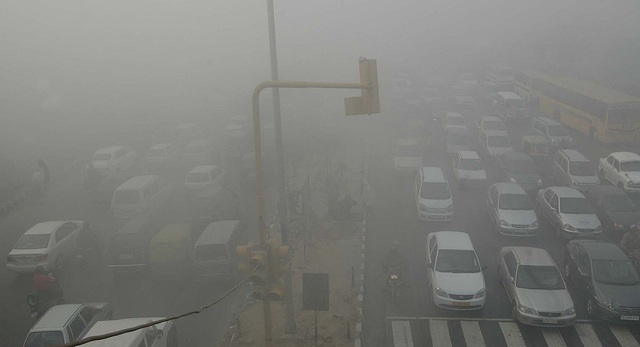 Ô nhiễm không khí nặng, thủ đô New Delhi của Ấn Độ hạn chế xe ra đường - 1