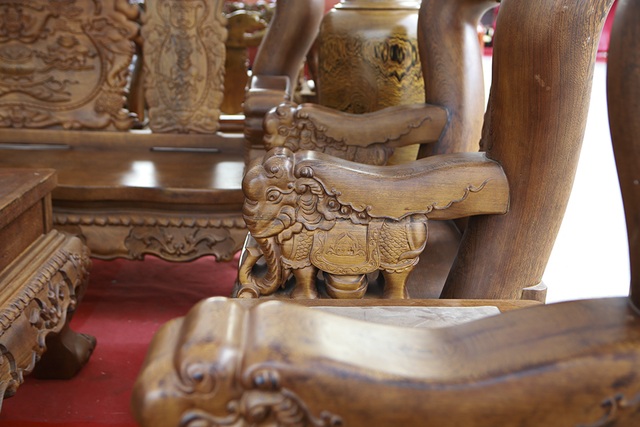 Cận cảnh bộ bàn ghế “khủng” giá hàng trăm triệu đồng ở Hà Nội - 10 Cận cảnh bộ bàn ghế “khủng” giá hàng trăm triệu đồng ở Hà Nội - 10