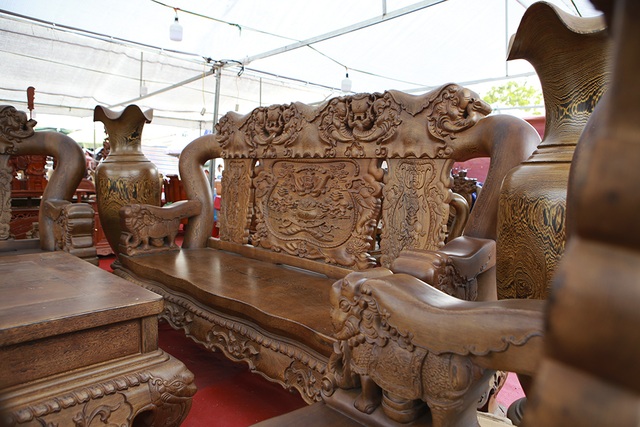 Cận cảnh bộ bàn ghế “khủng” giá hàng trăm triệu đồng ở Hà Nội - 2 Cận cảnh bộ bàn ghế “khủng” giá hàng trăm triệu đồng ở Hà Nội - 2