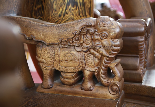 Cận cảnh bộ bàn ghế “khủng” giá hàng trăm triệu đồng ở Hà Nội - 3 Cận cảnh bộ bàn ghế “khủng” giá hàng trăm triệu đồng ở Hà Nội - 3