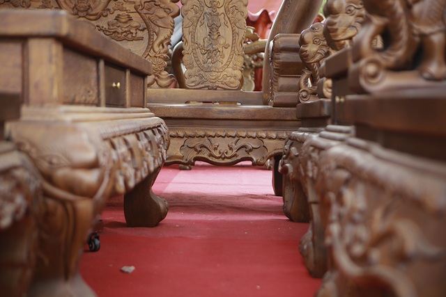 Cận cảnh bộ bàn ghế “khủng” giá hàng trăm triệu đồng ở Hà Nội - 7 Cận cảnh bộ bàn ghế “khủng” giá hàng trăm triệu đồng ở Hà Nội - 7